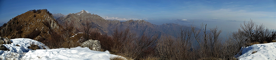 Dall'anticima vista in Monte Suchello, Alben e ad est verso Val Vertova e Val Seriana